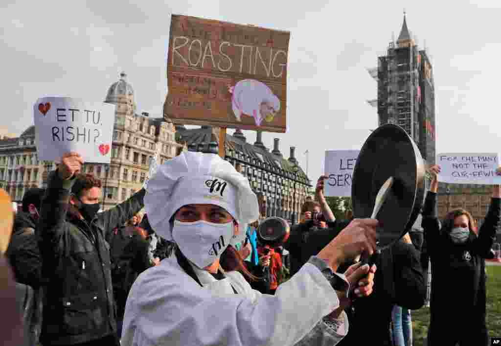 کارکنان بخش خدمات و پذیرایی با تجمع مقابل پارلمان بریتانیا به سختگیری های جدید برای مقابله با کرونا اعتراض کردند. 