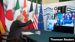 올해 G7(주요 7개국) 의장국인 영국의 보리스 존슨 총리가 19일 화상으로 진행된 정상회의에서 인사하고 있다.