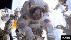 Astronot perempuan NASA, sedang melakukan spacewalk, Maret 2017. 