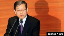 14일 한국 국회 본회의장에서 열린 대정부질문에서 질의에 답변하는 김황식 한국 국무총리.