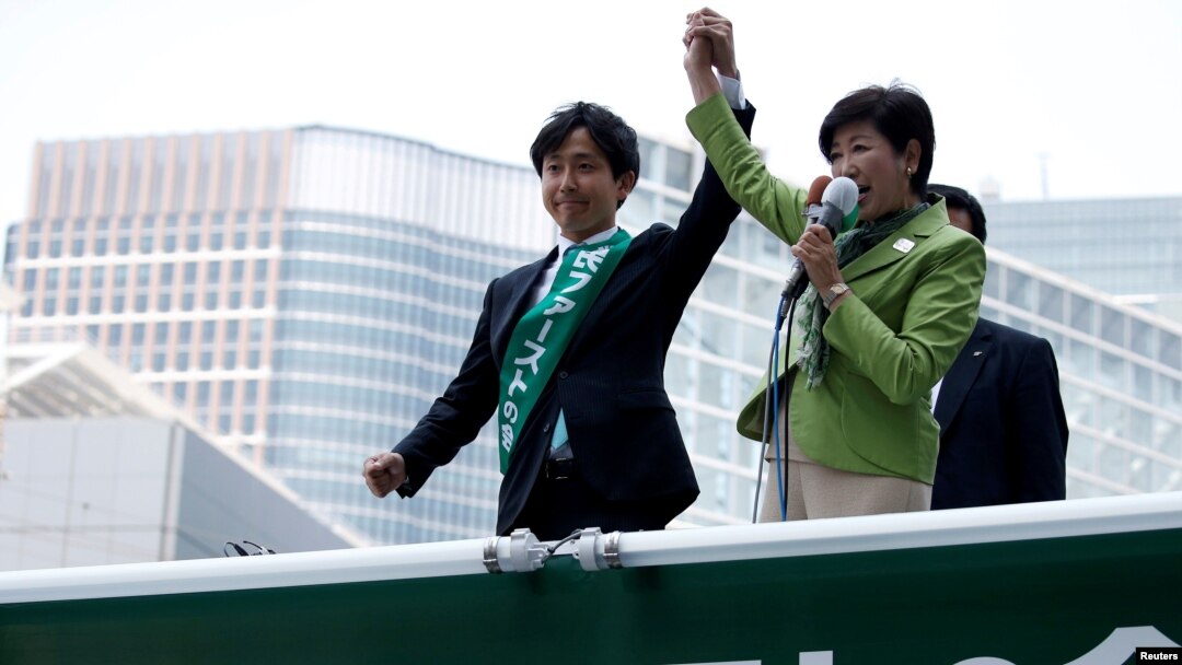 ARSIP – Gubernur Tokyo dan ketua partai Tokyo Citizens First, Yuriko Koike (Kanan) berpidato kepada para pemilih di atas mobil kampanye setelah kampanye pemilu secara resmi diluncurkan di Tokyo, 23 Juni 2017 (foto: REUTERS/Issei Kato/Foto Arsip)
