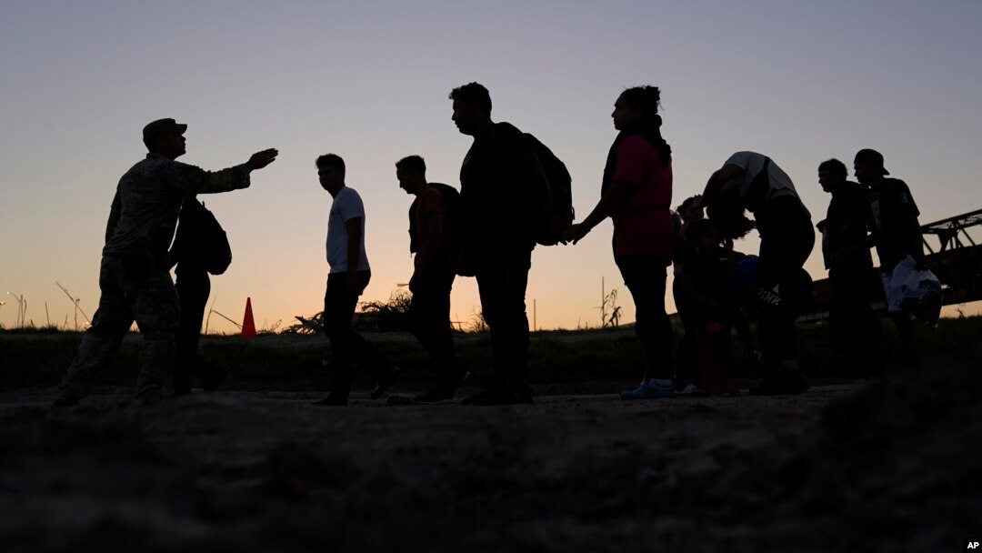 ARCHIVO - Los migrantes que cruzaron el Río Grande e ingresaron a EEUU desde México hacen fila para ser procesados ​​por la Oficina de Aduanas y Protección Fronteriza de EEUU, el 23 de septiembre de 2023, en Eagle Pass, Texas.