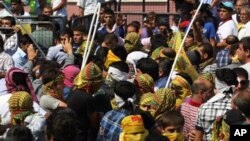 ژماره‌یه‌ک له‌ خۆپـیشـانده‌رانی کورد له‌ ئسته‌نبوڵ که‌ ناڕه‌زایی به‌رامبه‌ر هێرشه‌کانی تورکیا بۆ سه‌ر بنکه‌کانی په‌که‌که‌ ده‌رده‌بڕن، پـێـنجشه‌ممه‌ 1 ی نۆی 2011