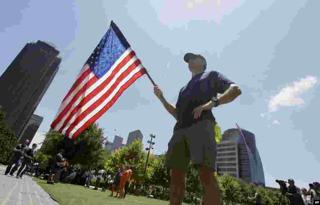 Shugaba Barack Obama Ya Karrama &#39;Yan Sanda Biyar a Dallas.