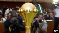 Le nouveau trophée de la Coupe d'Afrique des Nations (CAN) de football est présenté à la presse par la Confédération Africaine de Football (CAF) le 17 janvier 2002, à Bamako. 