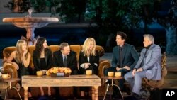 Dari kiri: Jennifer Aniston, Courteney Cox, Matthew Perry, Lisa Kudrow, David Schwimmer dan Matt LeBlanc dalam sebuah adegan dari reuni spesial "Friends". (Terence Patrick / HBO Max via AP)