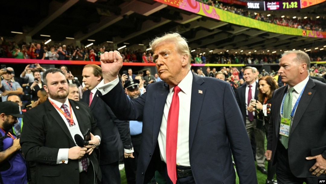 Президент Дональд Трамп перед началом Суперкубка LIX между командами «Канзас-Сити Шефс» и «Филадельфия Иглз» в Новом Орлеане, 9 февраля 2025 года