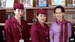 ဒေါ်အောင်ဆန်းစုကြည် ကာတာလေကြောင်းလိုင်းနဲ့ ကာတာခရီးစဉ် စတင်။ (ဒီဇင်ဘာလ ၉၊ ၂၀၁၃)