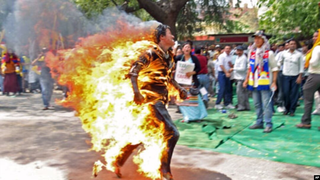 Anh Jamphel Yeshi, 27 tuổi, một người Tây Tạng ở Ấn Độ tự thiêu, anh chạy trên đường phố New Delhi như ngọn đuốc sống vào ngày 26 tháng 3