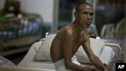 An unidentified HIV/AIDS patient looks on from the isolation ward at Wat Prabat Nampu, in Lopburi, Thailand, 05 Oct 2009