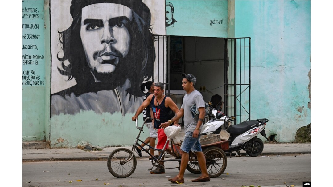 Warga Kuba berjalan di jalan Havana pada 14 Januari 2025. (Foto: AFP)