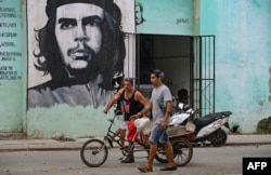 Warga Kuba berjalan di jalan Havana pada 14 Januari 2025. (Foto: AFP)