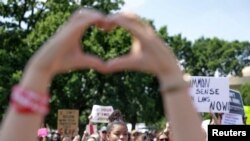 Para demonstran menuntut legislasi mengenai kepemilikan senjata api dalam aksi unjuk rasa di Gedung Capitol, Washington DC 8 Juni 2022. 