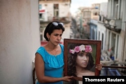 Heissy Celaya posa con un retrato de su hija Amanda Celaya, detenida por la policía durante una protesta, en La Habana, Cuba, el 20 de julio de 2021.