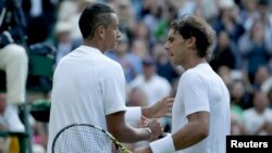 Nick Kyrgios (derecha), número 144 en el ranking mundial, logró convertir 37 aces en su triunfo ante Rafael Nadal.