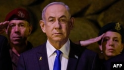 Perdana Menteri Israel Benjamin Netanyahu menghadiri upacara peletakan karangan bunga yang menandai Hari Peringatan Holocaust di Yad Vashem Holocaust Memorial di Yerusalem pada 6 Mei 2024. (Foto: AFP)