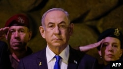 资料照片：2024年5月6日，以色列总理内塔尼亚胡在耶路撒冷大屠杀纪念馆出席为二战中丧生的600万犹太人举行的大屠杀纪念日献花圈仪式。(法新社照片)