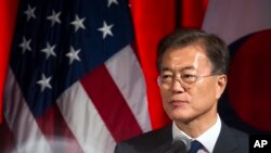 Presiden Korea Selatan Moon Jae-in memberikan sambutan pada acara jamuan makan malam yang diadakan oleh Kamar Dagang AS dan Korsel di Washington D.C, 28 Juni 2017.