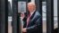 Tổng thống Mỹ Donald Trump thăm một đoạn tường biên giới ở San Luis, Arizona, ngày 23/6/2020.