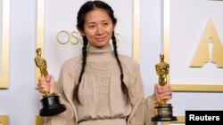 La cinéaste sino-américaine Chloé Zhao, lauréate du prix du meilleur film pour Nomadland, à la 93e édition des Oscars à Los Angeles, le 25 avril 2021.