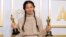 La cinéaste sino-américaine Chloé Zhao, lauréate du prix du meilleur film pour Nomadland, à la 93e édition des Oscars à Los Angeles, le 25 avril 2021.