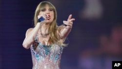 ARCHIVO - Taylor Swift actúa como parte del "Eras Tour" en el Tokyo Dome, el 7 de febrero de 2024, en Tokio.