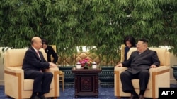 这张照片拍摄于2023年9月8日，9月9日由朝鲜官方的朝中社发布。照片显示朝鲜领导人金正恩（右）在平壤会见中国国务院副总理刘国中（左）。