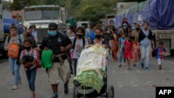 Los migrantes hondureños que regresan voluntariamente a Honduras caminan en El Florido, Chiquimula, Guatemala el 19 de enero de 2021.