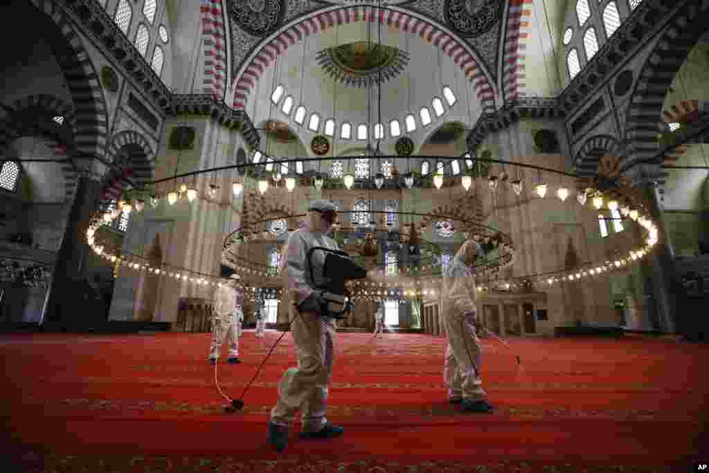 Para petugas mendisinfektan masjid&nbsp;Suleymaniye di kota Istanbul, Turki menjelang pembukaan kembali sebagian tempat-tempat ibadah di Turki mulai akhir pekan ini.&nbsp;