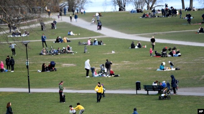 Njerëzit në parkun Raslambshovsparken në Stokholm