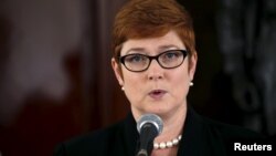 Menteri Pertahanan Australia Marise Payne dalam konferensi pers di Jakarta, Maret 2016, setelah bertemu Menteri Pertahanan Ryamizard Ryacudu. (Reuters/Beawiharta)