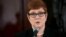 Menteri Pertahanan Australia Marise Payne dalam konferensi pers di Jakarta, Maret 2016, setelah bertemu Menteri Pertahanan Ryamizard Ryacudu. (Reuters/Beawiharta)