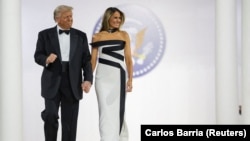 Presiden AS Donald Trump dan istrinya, Ibu Negara Melania Trump menghadiri Commander in Chief Ball untuk menghormati pelantikan Presiden AS Donald Trump di Washington, AS, 20 Januari 2025. (Foto: REUTERS/Carlos Barria)