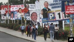 Las elecciones legislativas han llenado las calles de pancartas de los candidatos al congreso. Según encuestas realizadas, la población se encuentra desencantada con los políticos a quienes catalogan como corruptos. Foto AP.