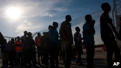 (Photo d’archives) Un groupe de migrants débarque d'un navire après avoir été secouru par les autorités maritimes espagnoles au port de Motril à Grenade, en Espagne, le mardi 11 février 2020. (Photo AP/Jesus Merida)