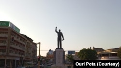 Estátua de Eduardo Mondlane na Avenida Eduardo Mondlane, Maputo, Moçambique. 3 de Fevereiro, 2022. Foto: Ouri Pota (Cortesia)