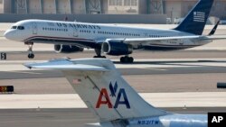 美国航空公司(American Airlines)和全美航空公司(US Airways)的客机2013年2月14日在亚利桑那州凤凰城国际机场的照片。
