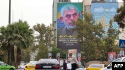 Papan reklame menampilkan potret pemimpin Hamas, Yahya Sinwar, di Palestine Square, Teheran, 12 Agustus 2024. (ATTA KENARE/AFP)