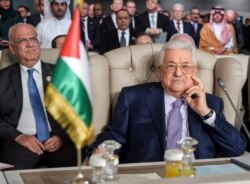 Presiden Palestina Mahmoud Abbas, kanan, dan sekretaris jenderal Organisasi Pembebasan Palestina, Saeb Erekat, menghadiri pembukaan KTT Arab ke-30 di Tunis, Tunisia, Minggu, 31 Maret 2019. (Foto: AP)