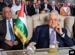 Presiden Palestina Mahmoud Abbas, kanan, dan sekretaris jenderal Organisasi Pembebasan Palestina, Saeb Erekat, menghadiri pembukaan KTT Arab ke-30 di Tunis, Tunisia, Minggu, 31 Maret 2019. (Foto: AP)