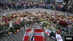 Los noruegos colocaron ofrendas frente a la catedral en Oslo en tributo a las víctimas de los ataques.