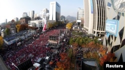 South Koreans shout slogans and carry placards reading "Park Geun-hye Out" during a protest against South Korean President Park Geun-hye in Seoul, South Korea, Nov. 12, 2016.