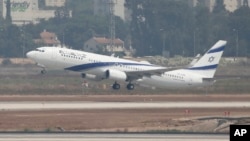 Pesawat maskapai Israel El Al membawa delegasi Israel menuju Abu Dhabi, UEA Senin (31/8). 