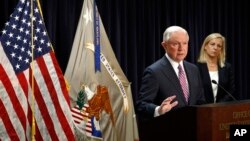 El secretario de Justicia, Jeff Sessions, y la Secretaria de Seguridad del Territorio Nacional, Kirstjen Nielsen, en una conferencia de prensa sobre el combate a las pandillas y la necesidad de reforzar las leyes migratorias de EE.UU. 