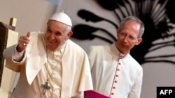 Le pape François salue les jeunes du diocèse Androhibe Soamandrakizay, à Antananarivo, à Madagascar.