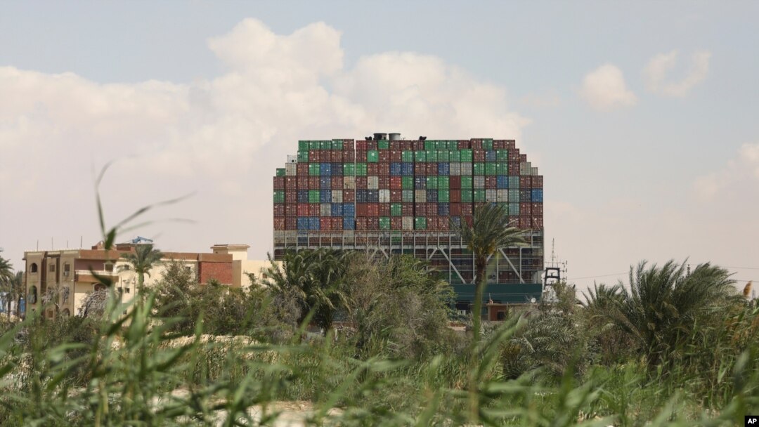 Ever Given, un carguero con bandera de Panamá, que está atrapado en el Canal de Suez y bloquea el tráfico en la vital vía fluvial se ve el viernes 26 de marzo de 2021.