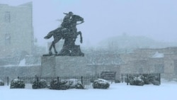 Hujan salju lebat turun di kota St. Joseph, Missouri, Minggu, 5 Januari 2025.