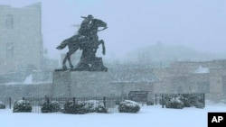 Hujan salju lebat turun di kota St. Joseph, Missouri, Minggu, 5 Januari 2025.