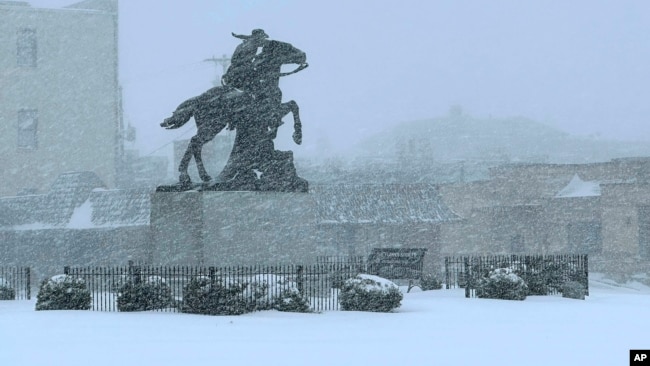 Reshjet e dëborës fillojnë në St. Joseph, Missouri (5 janar 2025)