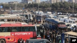 بخشی از مخالفان اسد که از حلب خارج شده اند به کمپ پناهندگان در ادلب منتقل شده اند. 